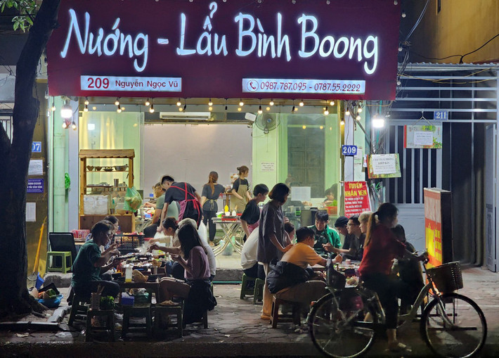 Tại phiên chất vấn của HĐND TP Hà Nội chiều 7/12, đại biểu Duy Hoàng Dương (Trưởng Ban Pháp chế HĐND TP) đặt câu hỏi về trách nhiệm và giải pháp của Công an thành phố khi sau mỗi đợt ra quân giành lại vỉa hè, vi phạm lại tái diễn.