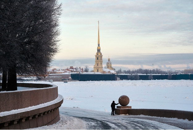 Nửa đầu tháng 12/2023 ở St. Petersburg đặc biệt lạnh và có tuyết. Kết hợp với gió và tuyết rơi ở St. Petersburg, người dân cảm nhận cái lạnh cực độ. Ảnh: Sputnik.
