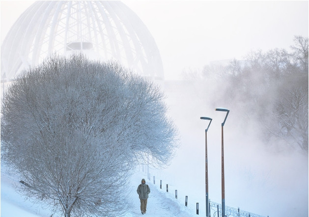 Nhiệt độ ở Yekaterinburg là -30 độ C. Do thời tiết lạnh giá, xe điện và xe điện công cộng phải giảm tốc độ xuống 20-25 km/h để tránh hỏng hóc. Ảnh: Sputnik.