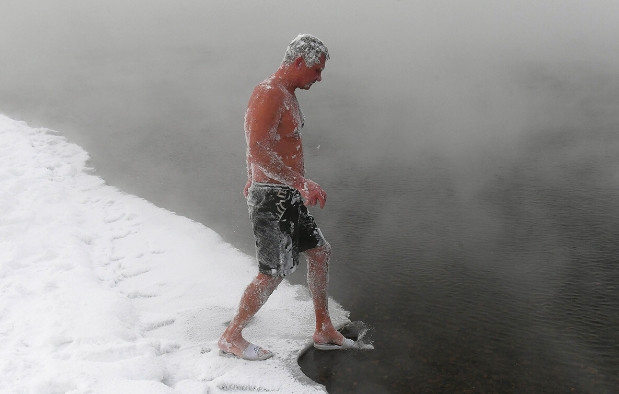 Một thành viên của câu lạc bộ bơi mùa đông 'Kriofil' ('Cryophile') khi bơi ở sông Yenisei dưới nhiệt độ -30 độ C. Ảnh: Sputnik.