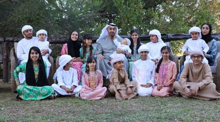 Gia đình hoàng gia Abu Dhabi, được gọi là gia tộc Al Nahyan, sở hữu tổng giá trị tài sản khổng lồ, giàu có hơn cả hai tỷ phú Jeff Bezos và Bill Gates cộng lại. Ảnh: Tổng thống UAE Mohamed bin Zayed Al Nahyan chụp hình cùng gia đình. Ảnh: IG.