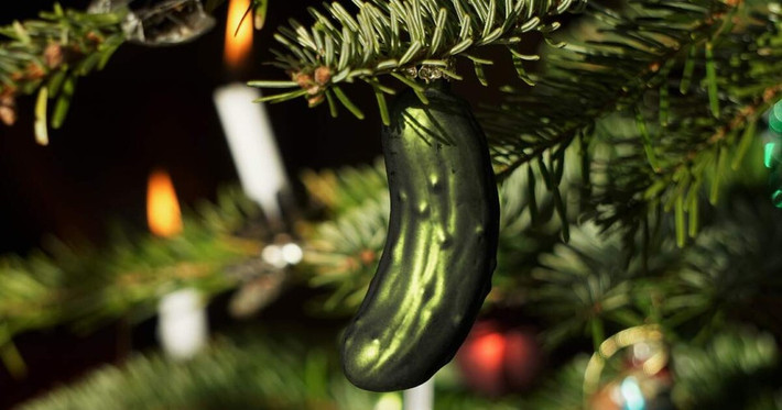 Người Đức có phong tục đón Giáng sinh kỳ lạ là giấu món đồ trang trí cây thông Noel có hình quả dưa chua. Đứa trẻ tìm thấy quả dưa Giáng Sinh này sẽ được tặng quà.