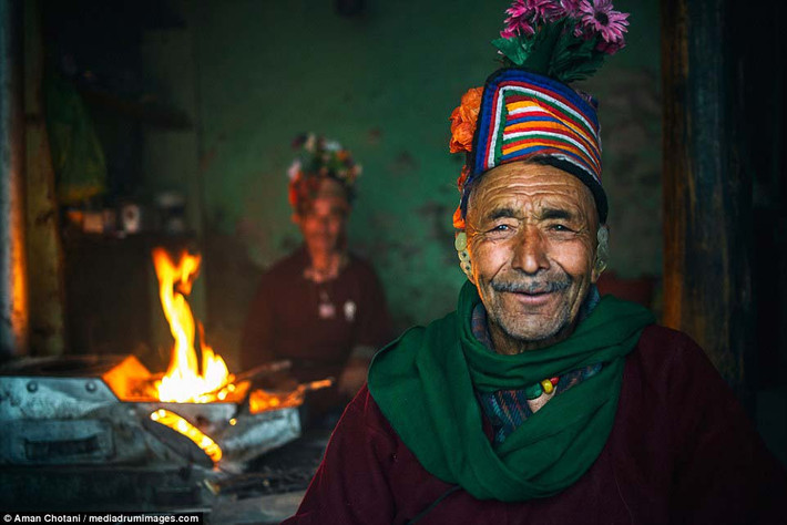 Bộ tộc Drokpa có dân số khoảng 2.500 người, sống dọc theo sông Indus ở vùng Jammu và Kashmir ở miền bắc Ấn Độ. Bộ lạc này có tập tục truyền thống khá kỳ lạ, đó là đàn ông có thể thoải mái trao đổi vợ.