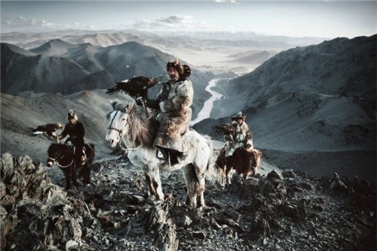 Bộ tộc Kazakh đi săn bằng đại bàng: Họ dùng đại bàng để săn cáo, marmot và sói. Họ mặc đồ lông thú bắt được, những cậu bé từ 13 tuổi có thể mang một con đại bàng. Ảnh: IT.