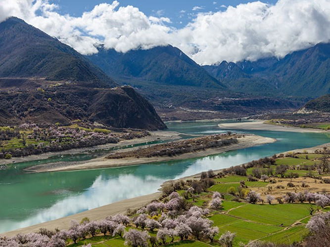 Với độ cao trung bình 4.500m so với mực nước biển, trên vùng núi Himalaya, Tây Tạng là cao nguyên cao nhất thế giới. Người Tây Tạng có gen khác biệt giúp họ có thể sinh sống ở độ cao lớn như vậy.