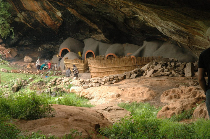Từ xa xưa, người Basia vẫn sống trong hang động Kome. Tổ tiên họ đã xây những hang động bằng bùn này vào đầu thế kỷ 19 để làm nơi ẩn náu khỏi kẻ thù. Ảnh: Wikipedia.