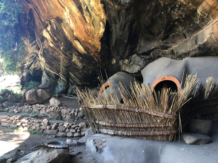 Hang động Kome (cũng có nhiều người gọi là Ha Kome) là một trong những địa điểm nổi tiếng nhất ở vương quốc Lesotho. Ảnh: Wikipedia.