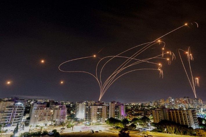 Hệ thống chống tên lửa Vòm sắt của Israel đánh chặn rocket phóng từ Dải Gaza. Đây là một trong những sự kiện nổi bật trong năm vừa qua.
