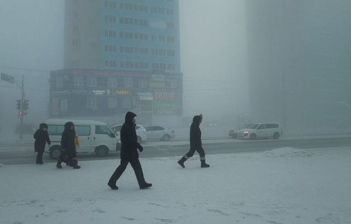 Tại Oymyakon, một vùng thuộc CH Sakha, nhiệt độ tụt xuống -56 độ C trong tối 4/12. Cơ quan khí tượng Nga cho biết, cảm nhận nhiệt độ ở Oymyakon có thể dưới -60 độ C vì trời có gió và độ ẩm, và nhiệt độ trong đêm còn xuống thấp hơn nữa.