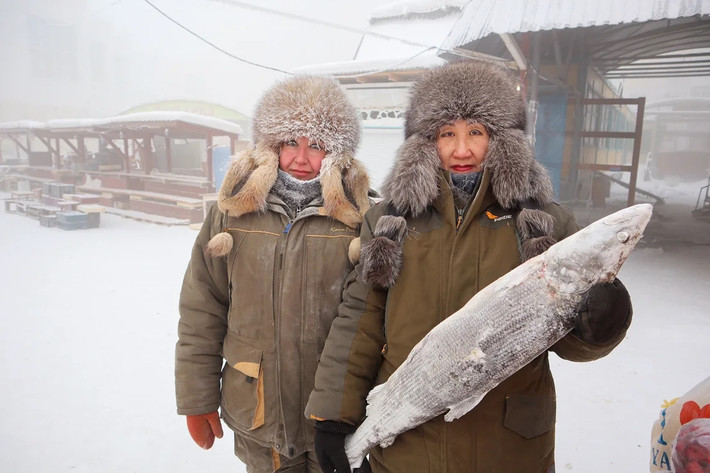 Yakutsk, Nga: Du khách sẽ mất khoảng một ngày để đi từ Oymyakon đến Yakutsk, thủ phủ của vùng Yakutia, phía đông bắc nước Nga. Thành phố có 300.000 cư dân này xem thời tiết dưới 0 độ là chuyện bình thường, kéo dài nhiều tháng trong năm. Nhiệt độ trung bình vào mùa đông ở Yakutsk là khoảng -41 độ C. Ảnh: Reuters.