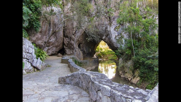 Cây cầu đá đặc biệt này nằm ở vùng Cueva de los Portales (Cuba).