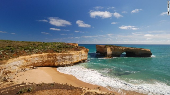 Cầu London nằm trong Vườn quốc gia Port Campbell của Australia là cây cầu đá nằm ngoài bờ biển tự nhiên được xây vào năm 1990.