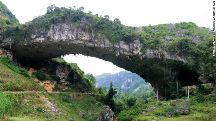 Cầu "Thần tiên" nằm ở Quảng Tây, Trung Quốc. Cầu dài khoảng 121 mét. Để đo độ dài của cầu, các thành viên của Hiệp hội cầu và vòm tự nhiên sử dụng đến thiết bị laser.
