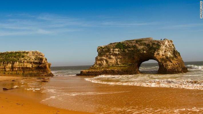 Tại bãi biển Santa Cruz, California (Mỹ), có cây cầu tự nhiên nổi tiếng. Du khách có thể thoải mái khám phá khi thủy triều xuống. Đây cũng là nơi hơn 100.000 con bướm chúa di cư đến vào giữa tháng 10 và rời đi vào tháng 1 hoặc 2 năm sau.