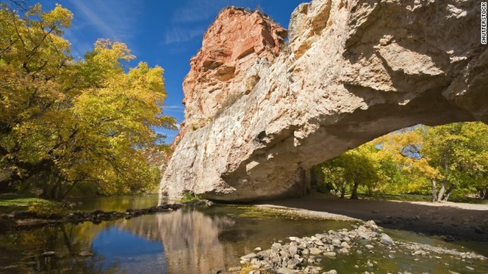 Cây cầu tự nhiên Ayres nằm trong vườn quốc gia Wyoming (Mỹ) trông rất hùng vĩ. Cầu cao khoảng 15 mét và dài hơn 30 mét bắc qua thung lũng hẹp LaPrele. Ảnh: CNN.