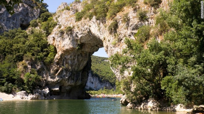 Được UNESCO công nhận là Di sản Thế giới, cây cầu tự nhiên dài 54 mét Pont d'Arc là một báu vật quốc gia của Pháp. Nó bắc ngang qua sông Ardeche đang chảy.