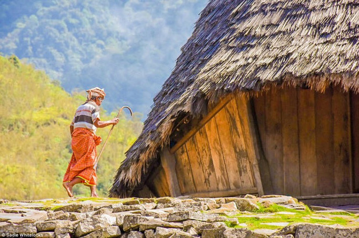 Ngôi làng được bao quanh bởi những ngọn núi tuyệt đẹp và những khu rừng rậm rạp.