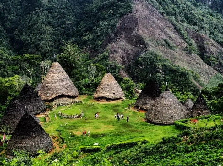 Để đến được làng Wae Rebo, du khách phải trải qua một cuộc hành trình đòi hỏi sự kiên nhẫn và chịu khó, bởi nơi đây không có con đường đi ô tô tiện lợi.