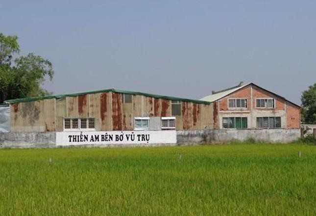 Trước đó,ngày 3/1/2022, Cơ quan Cảnh sát điều tra, Công an huyện Đức Hòa đã ra quyết định khởi tố vụ án “Lợi dụng quyền tự do dân chủ xâm phạm lợi ích của Nhà nước, tổ chức, cá nhân" (theo quy định tại Điều 331 - Bộ Luật năm 2015, bổ sung, sửa đổi năm 2017). Sau đó một ngày, cơ quan Cảnh sát điều tra, Công an huyện Đức Hòa tổ chức khám xét tại hộ bà Cao Thị Cúc, làm việc một số trường hợp sinh sống tại đây để xác định sai phạm về hoạt động của các đối tượng có liên quan.