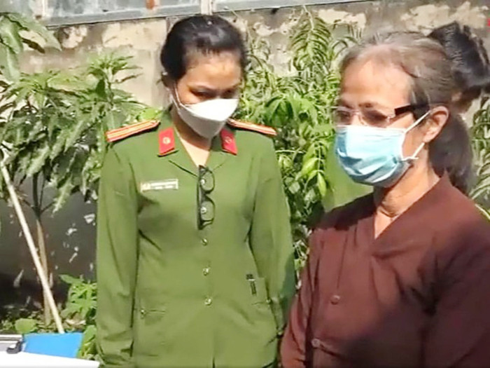 Bị can Cao Thị Cúc là người đã thực hiện chỉ đạo của bị can Vân để trực tiếp tham gia thực hiện những nghi thức, thủ tục cúng bái, quỳ lạy trong clip "Chú Tiểu - phần 2, người lớn mừng tuổi 'thầy ông nội' ngày mùng 1 Tết". Đồng thời trực tiếp tham gia và có lời nói xuyên tạc, xúc phạm uy tín của Công an huyện Đức Hòa.