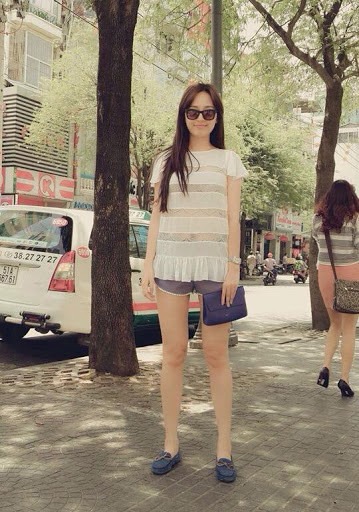 Thời trang xuống phố của cô rất đơn giản và thoải mái. Ảnh: FB. Video "Minh Hằng chia sẻ về phong cách thời trang". Nguồn: VTC.