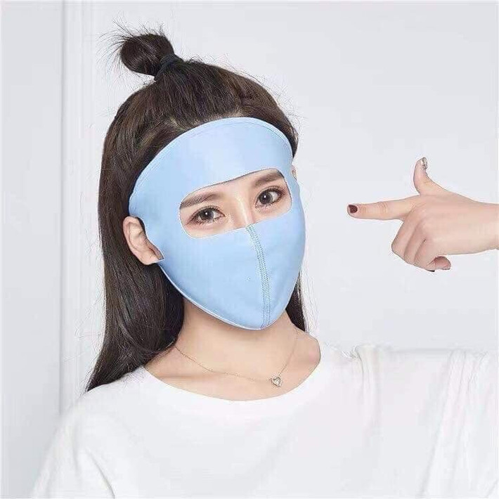 Cách đeo khẩu trang kín mít khiến dân mạng nhớ tới thời trang "kín cổng cao tường" của các chị, các mẹ khi đi tham gia giao thông.
