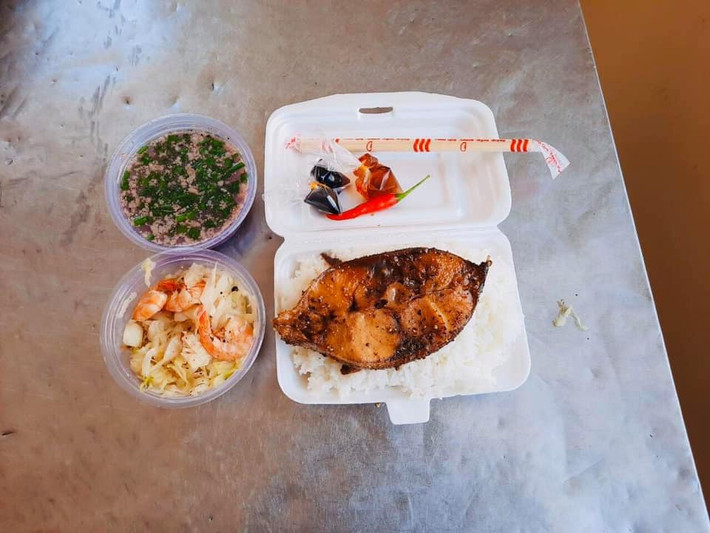 Suất cơm canh, cá bớp cực kỳ hấp dẫn tại khu cách ly ở huyện đảo Phú Quốc, Kiên Giang. Ảnh: Internet. Video "Chế biến món ngon từ nấm đông cô". Nguồn: VTC.