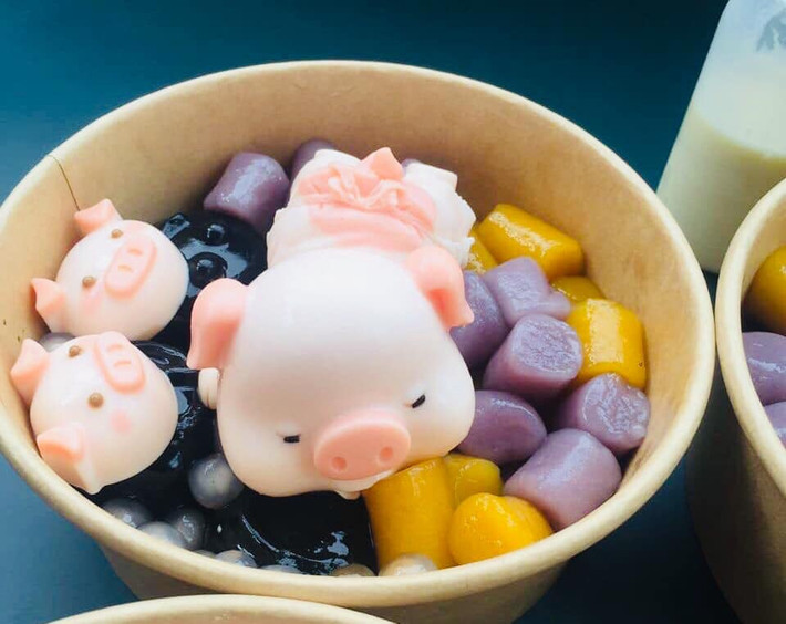 Điểm thu hút nhất của món ăn này nằm ở phần tạo hình bắt mắt của những viên khúc bạch.