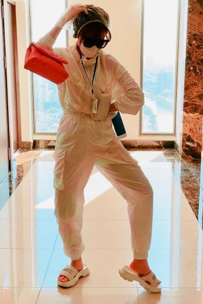 Hari Won cũng không kém cạnh khi mặc trang phục bảo hộ màu trắng, mang khẩu trang, mắt kính đen và bao tay nilon.