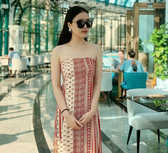 Em gái Mai Phương Thuý dần trở thành một quý cô sành điệu, sang chảnh. Cô nàng khoe vẻ gợi cảm với trang phục cắt xẻ và những góc chụp táo bạo.