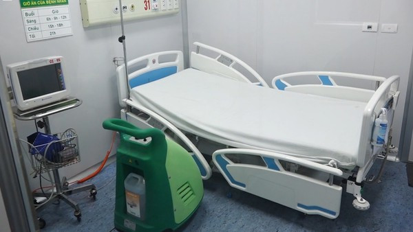 Bác sĩ Nguyễn Thanh Phong, Trưởng Khoa Nhiễm D, Bệnh viện Bệnh Nhiệt đới TP HCM, cho biết phòng cách ly áp lực âm có hệ thống monitor kết nối từ phòng bệnh ra bên ngoài với thông số bệnh nhân về nồng độ oxy, nhịp thở, nhịp tim... Bệnh nhân cũng có thể trao đổi cùng các y bác sĩ bằng điện đàm khi cần.