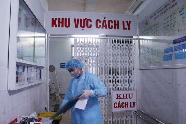 Từ bên ngoài, các bác sĩ có thể theo dõi bệnh nhân liên tục qua hệ thống camera. Phòng áp lực âm chỉ sử dụng trong điều trị những ca bệnh nặng, nguy cơ lây nhiễm rất cao, luôn sáng đèn 24 giờ.