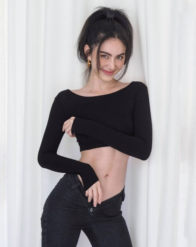 Nhiều bình luận khen ngợi khả năng tự trang điểm, lên đồ đỉnh chẳng kém có stylist hay chuyên gia makeup của Mai Davika.