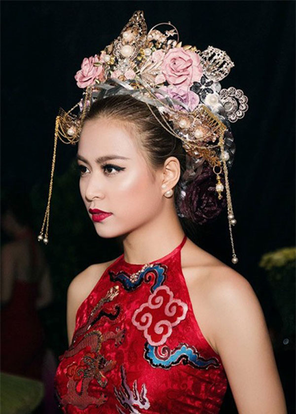 Trước đó, trong MV Duyên âm, Hoàng Thùy Linh cũng mặc áo yếm với họa tiết lấy cảm hứng Á Đông kèm theo túi hiệu cao cấp.