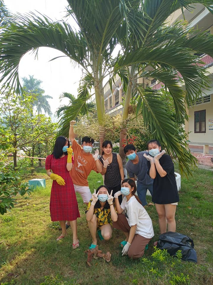 Khác với suy nghĩ tiêu cực, lo sợ về việc cách ly của một số người, cô gái có tài khoản facebook Nguyễn Thị Lệ Quyên đã chia sẻ những hình ảnh về cuộc sống thoải mái, sung sướng của mình trong khu cách ly chống dịch CCOVID-19 tại trường quân sự Gò Găng (Tam Bình, Vĩnh Long).