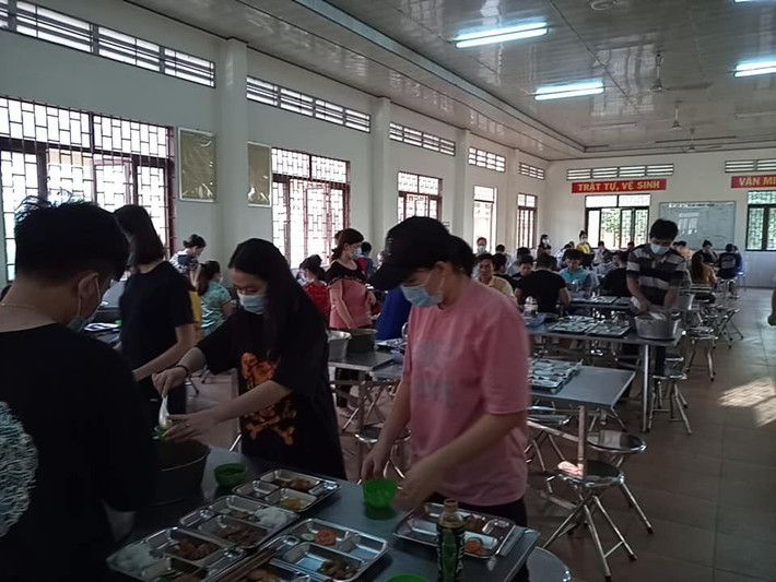 Nhà ăn phục vụ 200 suất cơm mỗi ngày cho mọi người trong khu cách ly.