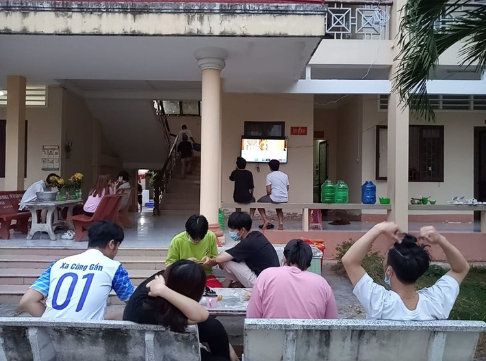 Các chú bộ đội ở khu cách ly còn mắc thêm tivi cho mọi người xem. Trong chia sẻ của mình, Lệ Quyên còn kêu gọi những bạn ở các nước có vùng dịch về Việt Nam hãy tự giác cách ly, vừa tốt cho bản thân vừa tốt cho gia đình và xã hội. Ảnh: FBNV. Video "Cố tình lây virus Corona có thể bị tử hình". Nguồn: VTC Now.