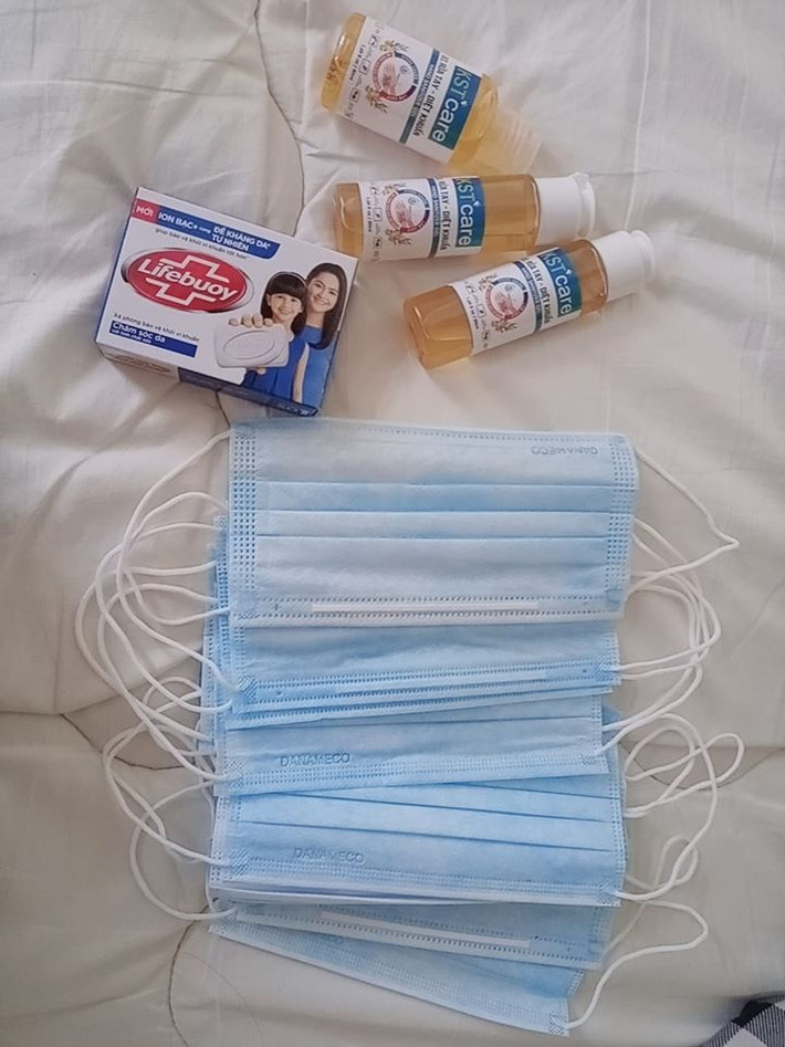 Ở khu cách ly, mỗi người được phát 2 chiếc khẩu trang mỗi ngày, nước rửa tay khô 1 tuần phát 3 lần và cả bánh xà phòng.