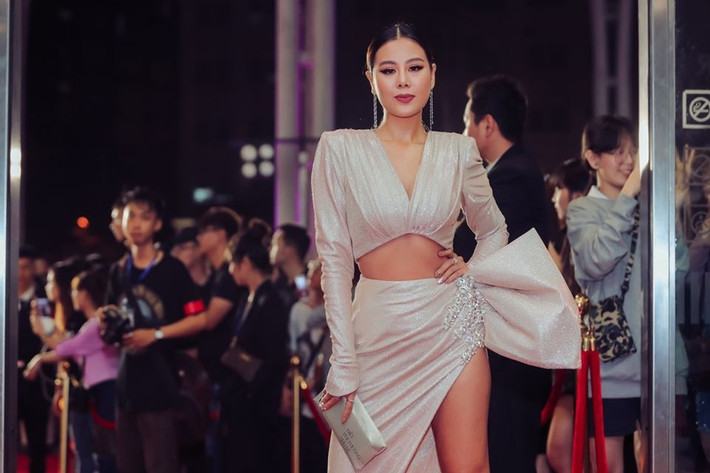 Bên cạnh lối diễn xuất duyên dáng và nhan sắc xinh đẹp không thua kém mỹ nhân Việt nào, Nam Thư còn sở hữu gu thời trang gợi cảm và sành điệu khiến nhiều người phải trầm trồ.