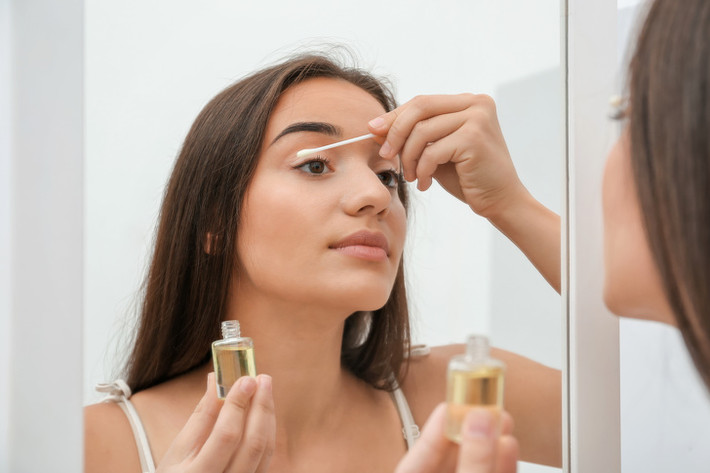 Dùng dầu thầu dầu (castor oil) hay dầu dừa dưỡng mi: Hai loại dầu này đều có khả năng giúp lông mi mọc dài, dày, bóng hơn. Chăm thoa một trong 2 loại dầu này lên lông mi trước khi ngủ sẽ giúp bạn sớm có hàng mi đậm màu, cong vút mà không cần chuốt mascara.