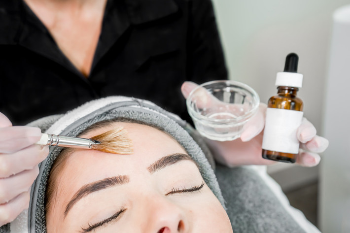 Thêm axit salicylic hay còn được gọi là BHA vào quá trình dưỡng da. Thói quen làm đẹp này vừa có tác dụng tẩy da chết bít tắc trong lỗ chân lông, vừa thúc đẩy quá trình chuyển hóa tế bào giúp da khỏe mạnh. Tuy nhiên, trước khi sử dụng BHA bạn cần tìm hiểu thật kỹ, bắt đầu với sản phẩm có nồng độ thấp để da có thời gian thích ứng và chú trọng sử dụng kem chống nắng.