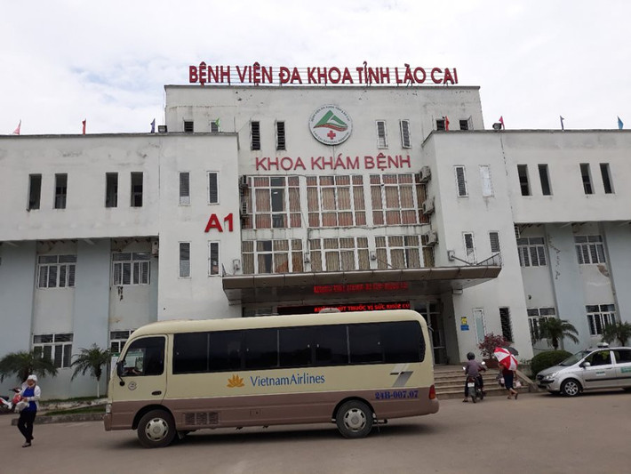Qua điều tra dịch tễ, Sở Y tế tỉnh Lào Cai cho biết sau khi xuống sân bay Nội Bài, 2 người đã đi tàu hỏa Livitras từ Hà Nội đến Lào Cai vào lúc 22h ngày 4/3 và ở lại Sa Pa trong ngày 5-6/3. Đến 15h ngày 7/3, cặp vợ chồng này được xe Bệnh viện Đa khoa tỉnh đón về cách ly tại bệnh viện và xét nghiệm cho thấy cả 2 đều nhiễm Covid-19. Ảnh: TN&MT.