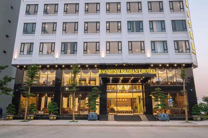 Với mong muốn sẻ chia khó khăn với tỉnh, chung tay cùng cộng đồng phòng, chống dịch bệnh Covid-19, Khách sạn Bảo Minh Radiant (phường Hùng Thắng, TP Hạ Long, Quảng Ninh) đã tiên phong trở thành khu cách ly y tế cho những du khách nước ngoài đến từ vùng dịch khi trở lại Việt Nam.