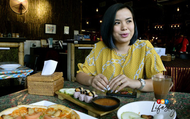 Khác với sushi truyền thống của Nhật Bản, sushi đuông dừa thay thế phần cơm trắng trộn giấm bằng cơm nếp hoặc các loại gạo dẻo của Malaysia. Thực khách sẽ ăn món này cùng một loại tương đặc biệt của nhà hàng.