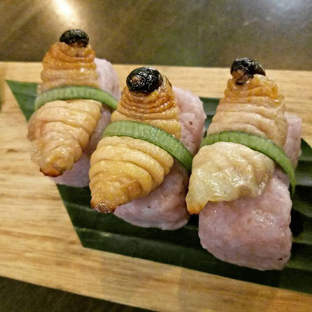 Do đó, Sandra Paut - chủ nhà hàng D'Place Kinabalu tại Malaysia đã nảy ra ý tưởng làm món sushi đuông dừa trong một lần đi ăn sushi. Món ăn lạ kì ra đời khiến nhà hàng của Sandra bỗng đông khách hơn bao giờ hết.