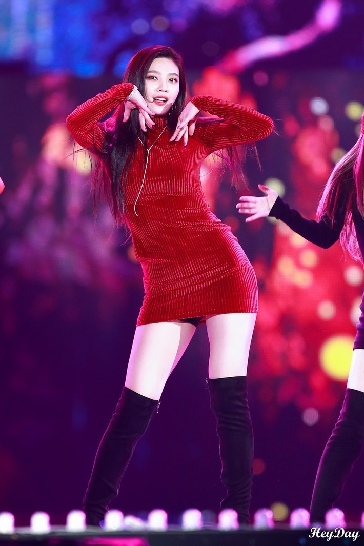 Giọng ca nhóm Red Velvet luôn biết cách thể hiện nét quyến rũ nhưng đầy tươi trẻ và năng động qua cách ăn mặc.