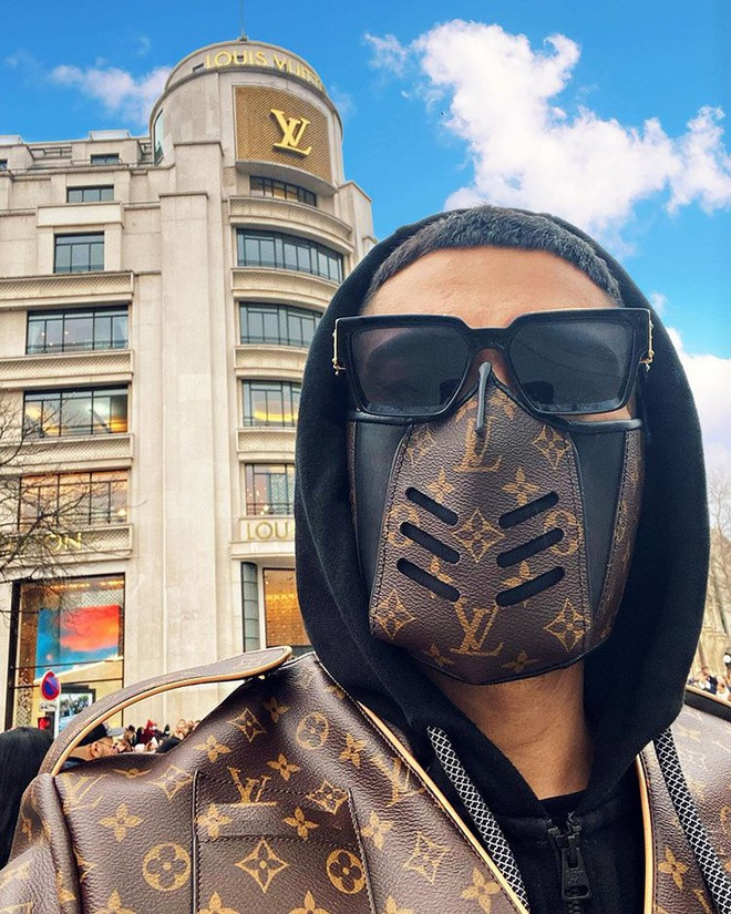 Một thiếu gia đến từ Kazakhstan chọn khẩu trang da của nhà mốt Louis Vuitton để bảo vệ sức khỏe. Đáng chú ý, anh còn kết hợp với áo da ton sur ton với chiếc khẩu trang hàng hiệu.