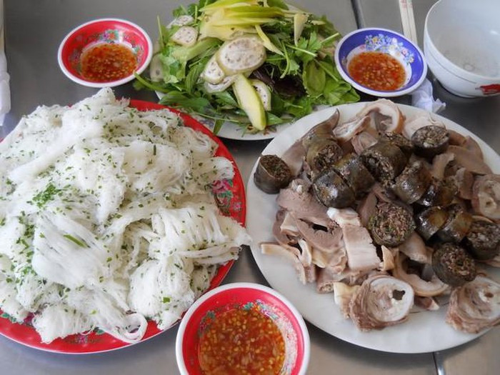 Bánh hỏi lòng heo: Món bánh hỏi rất phổ biến, có mặt tại mọi địa phương trong nước ta, nhưng đĩa bánh hỏi kết hợp với lòng heo ngon nhất và tròn vị nhất phải được thưởng thức tại vùng Phước Khánh, cách trung tâm Ninh Thuận 2 cây số. Ảnh: Internet.