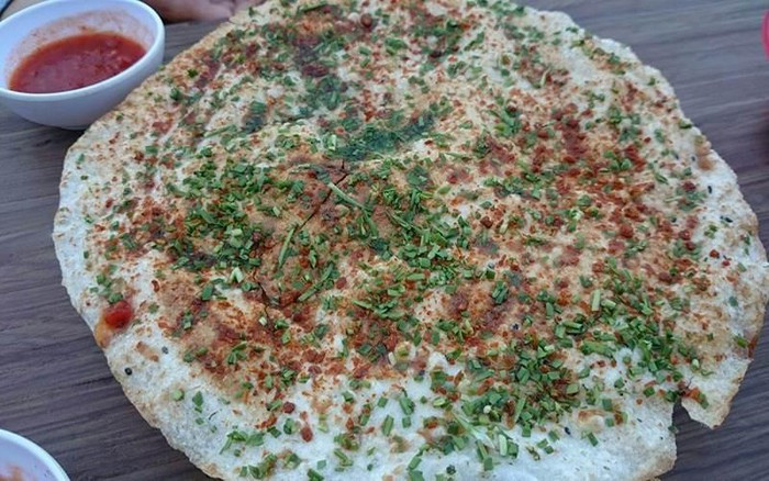 Bánh tráng nướng mỡ hành: Bánh tráng được coi là món ngon Ninh Thuận, làm từ bột gạo lúa mùa thơm ngon và mè để sẵn. Khi dùng thì nướng trên than hồng và quệt nhanh ruốc ngon pha chế cùng nhiều gia vị khác, rưới mỡ hành thật đều, thêm chút tương ớt đỏ cay và nhanh tay đập quả trứng lên, quét đều bề mặt bánh. Ảnh: Bogspot.