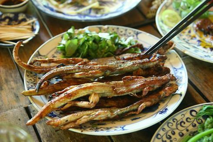Các món từ con dông: Con dông hiện nay là đặc sản nổi tiếng của Ninh Thuận với độ thơm ngon đặc biệt. Dông được chế biến thành rất nhiều món ăn khác nhau như: dông nướng, gỏi dông, dông xào sả ớt,…Cách chế biến món gỏi dông và dông nướng rất thơm ngon và hấp dẫn. Ảnh: Dulich24.